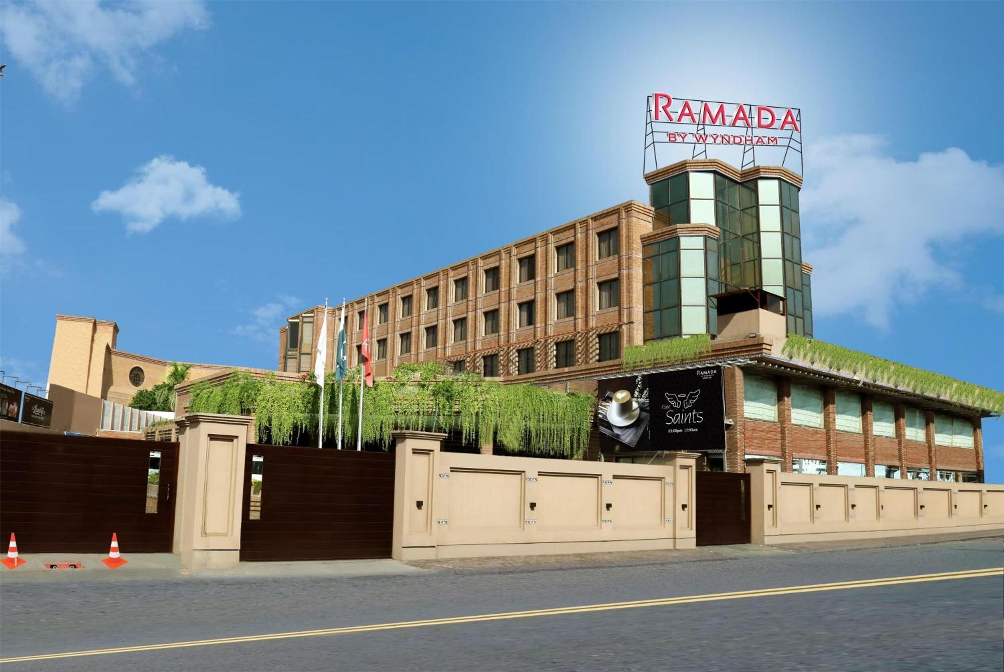 Hotel Ramada By Wyndham Multán Exterior foto